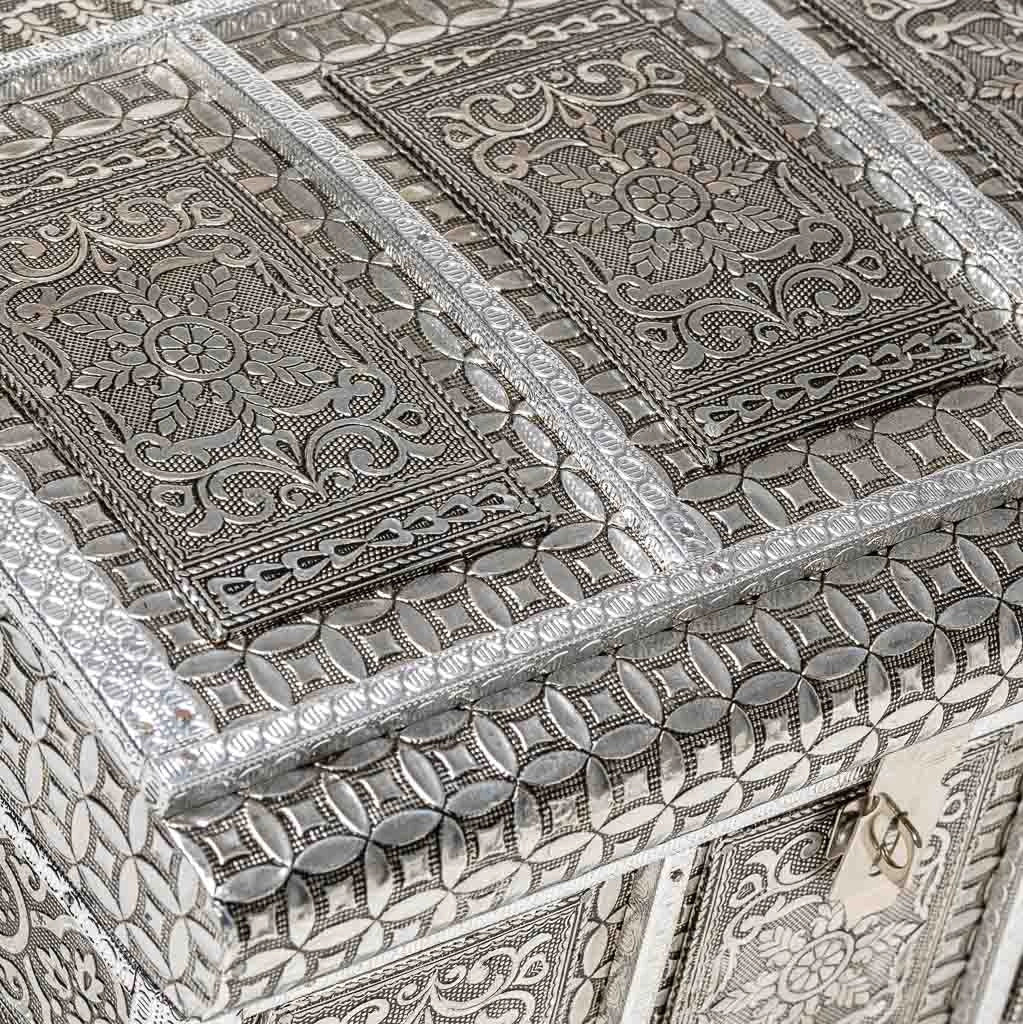 Portagioie in metallo argentato sbalzato 30x20x25h