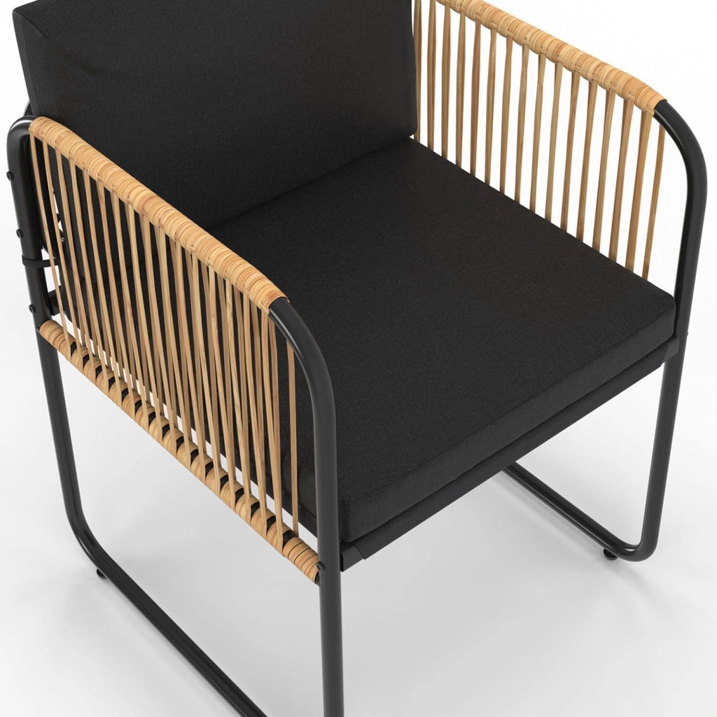 Set di 4 sedie da giardino Rio con struttura in metallo nero, corde con effetto rattan chiaro e cuscini neri