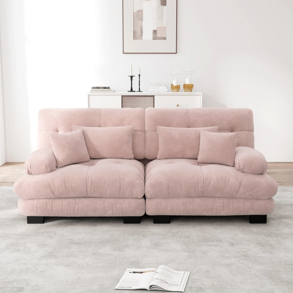 Divano angolare modulare con seduta profonda braccioli imbottiti cuscini lombari e decorativi in ciniglia rosa