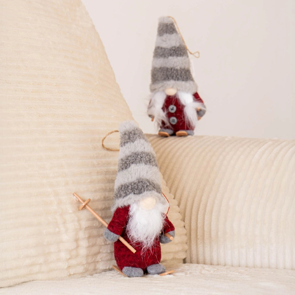 Set 4 Gnomi Natalizi 22 cm con Sci e Slitta Decorazioni Natale in Feltro con Cordino per Appenderli Gnomi Rossi, Animalier e Righe  Addobbi per Casa Righe