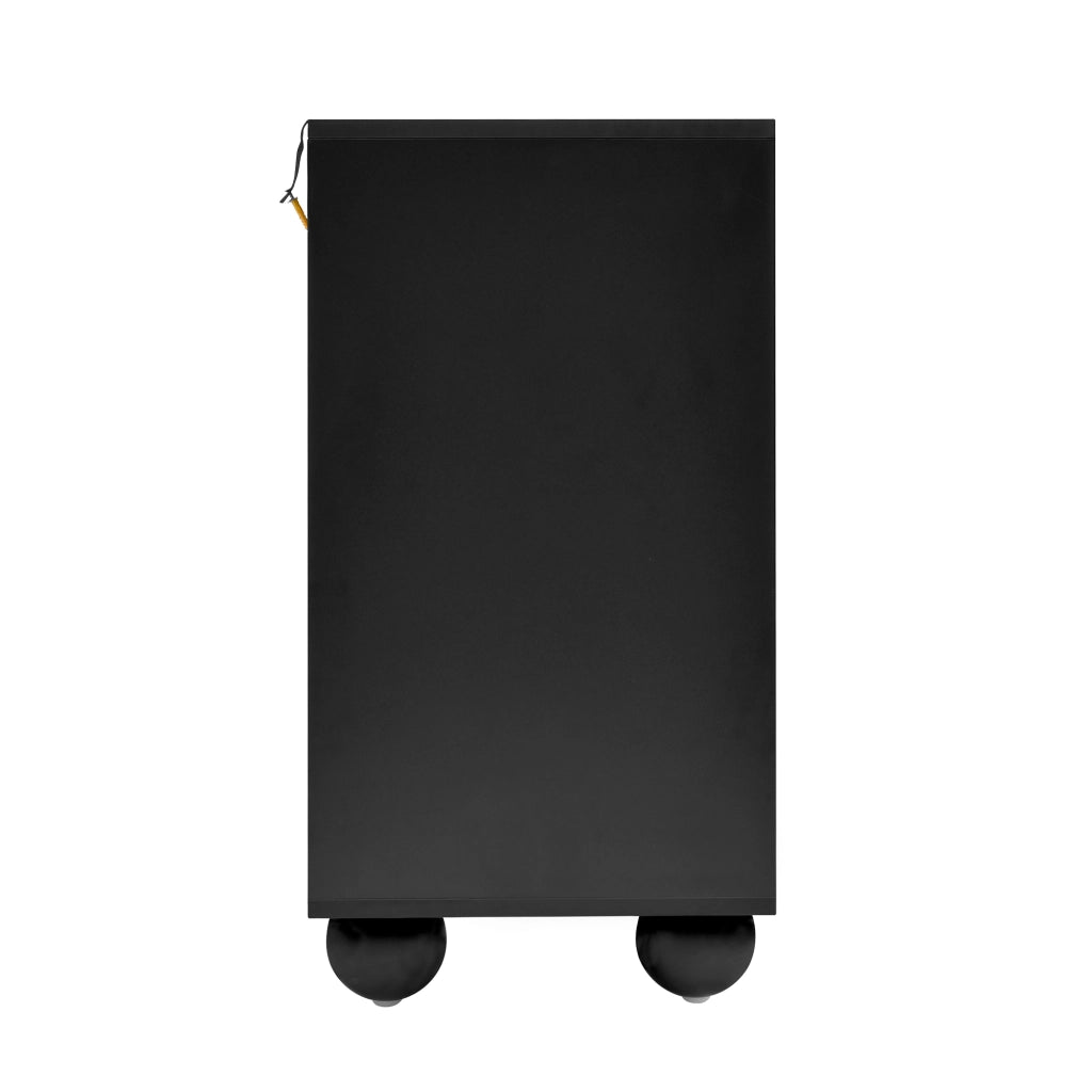 Comò a 6 cassetti in truciolare con struttura nera e frontali bianchi, piedi in metallo, 140 × 38 × 74,5 cm