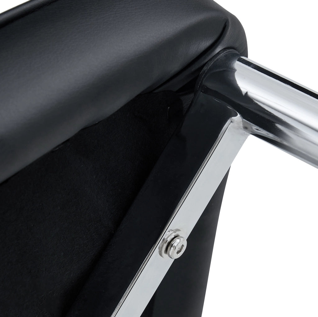 Sedia da pranzo nera in similpelle con gambe in metallo argento, design moderno e minimalista