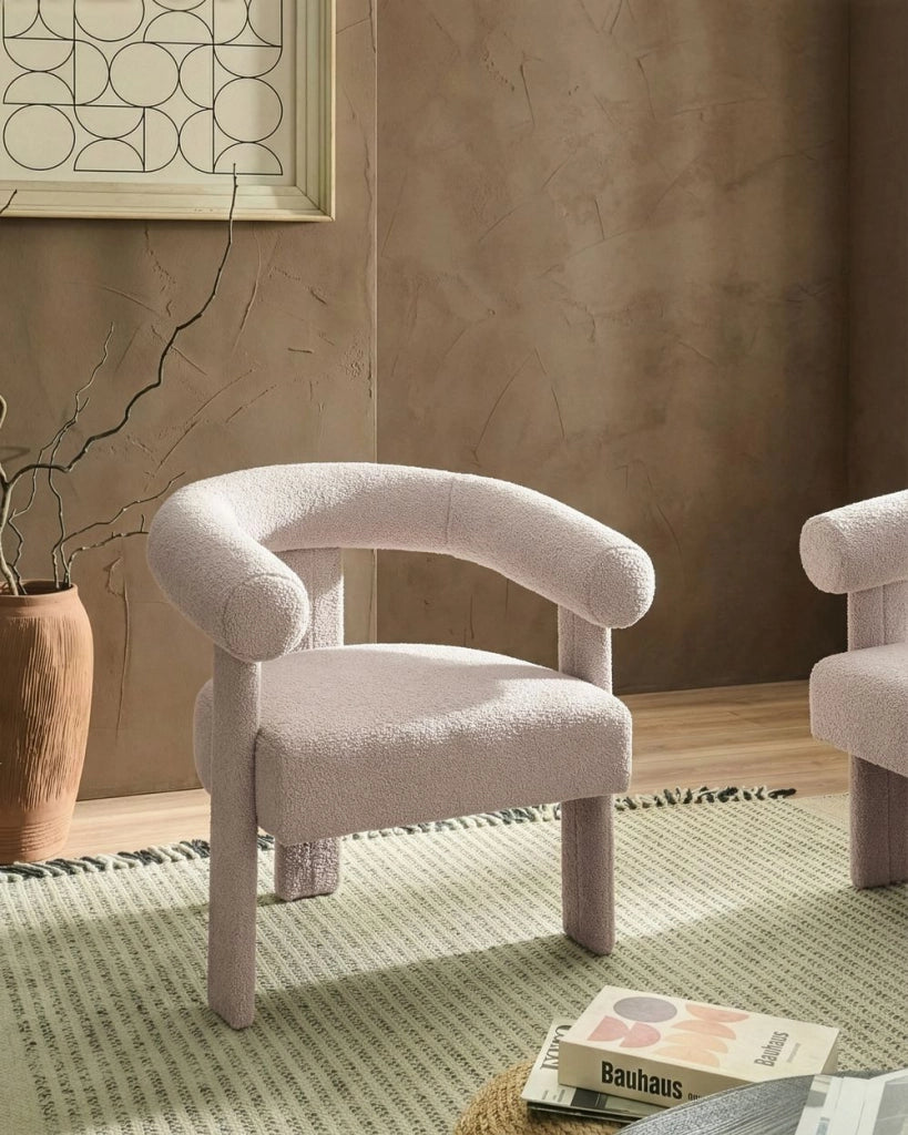 Poltrona da salotto in stile retrò, rivestita in bouclé con gambe beige chiaro per soggiorno