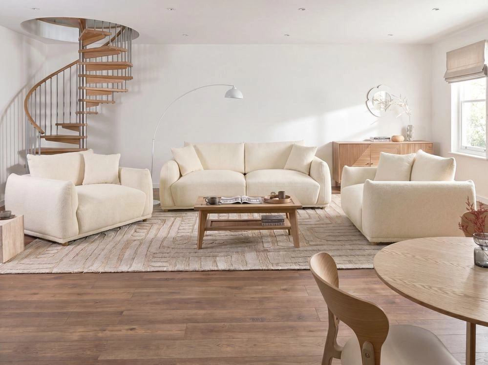 Set divano moderno a 5 posti in bouclè con cuscini decorativi e poltrone con gambe in legno bianco sporco stile moderno