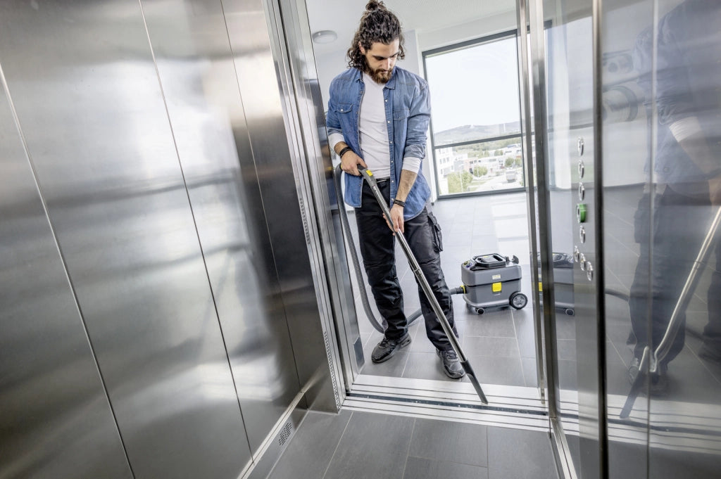 KARCHER Aspirapolvere Professionale a batteria T 10/1 Bp - Capacità del contenitore: 10 l - Materiale vano di raccolta: Plastica con materiale riciclato  - Rumorosità: 57 dB(A)