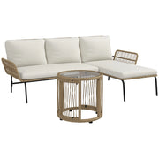 Set di mobili da giardino in rattan con lettino prendisole, tavolino da caff¨¨, divanetto e cuscini color crema per terrazza e balcone.