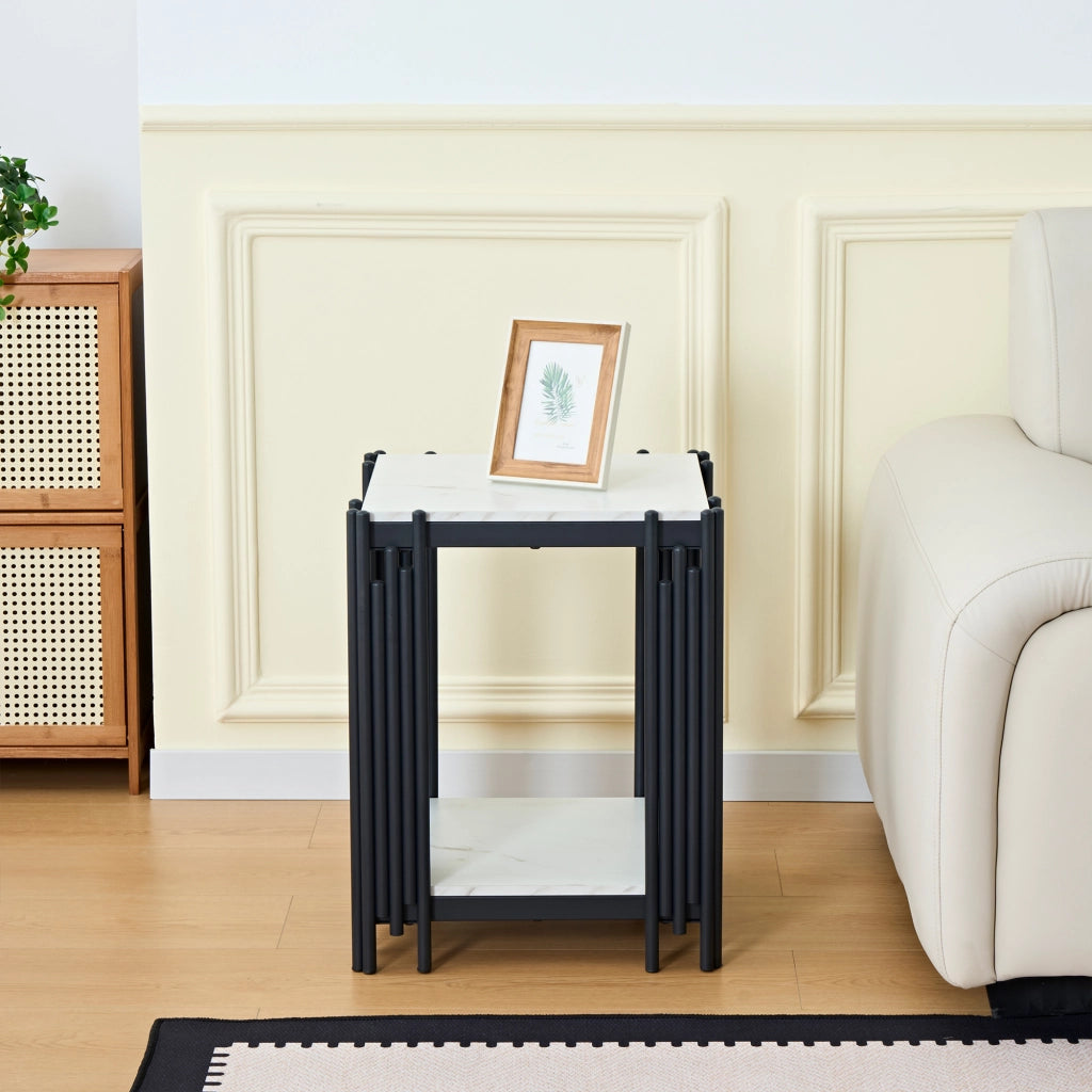 Comodino con 2 ripiani, struttura in metallo nero e piano in MDF effetto marmo, per camera da letto e soggiorno, bianco e nero, 43 × 40 × 55 cm