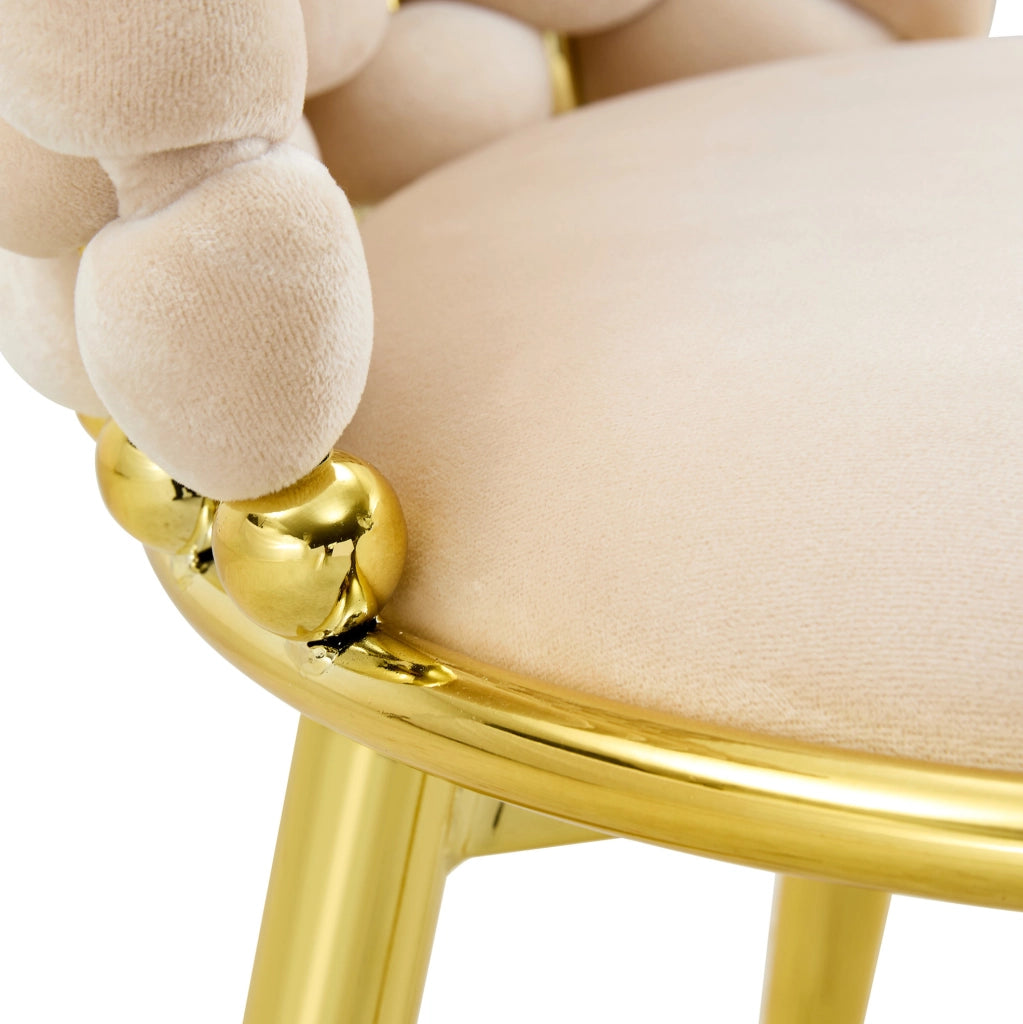 Sedia da pranzo in velluto beige con schienale intrecciato e gambe dorate, stabile e confortevole