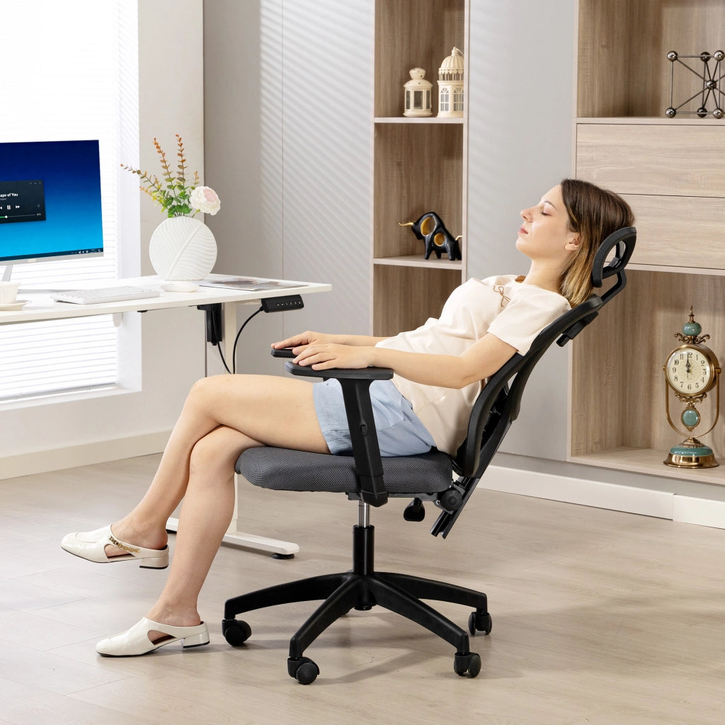 Sedia da Ufficio Ergonomica e Regolabile 66x61x106-116 cm con Supporto Lombare e Poggiatesta in Tessuro a Rete Grigio
