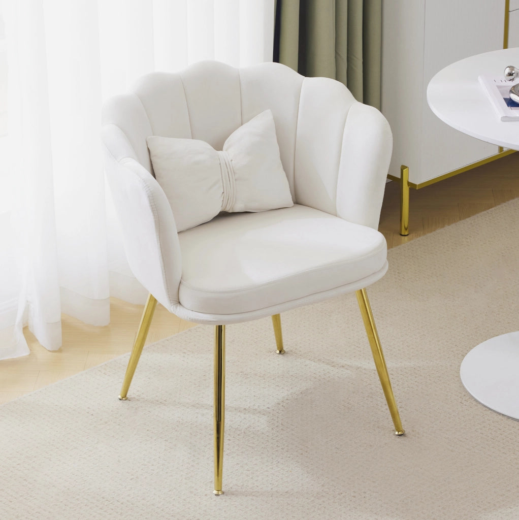 Poltrona in velluto beige con schienale a petalo e cuscino
