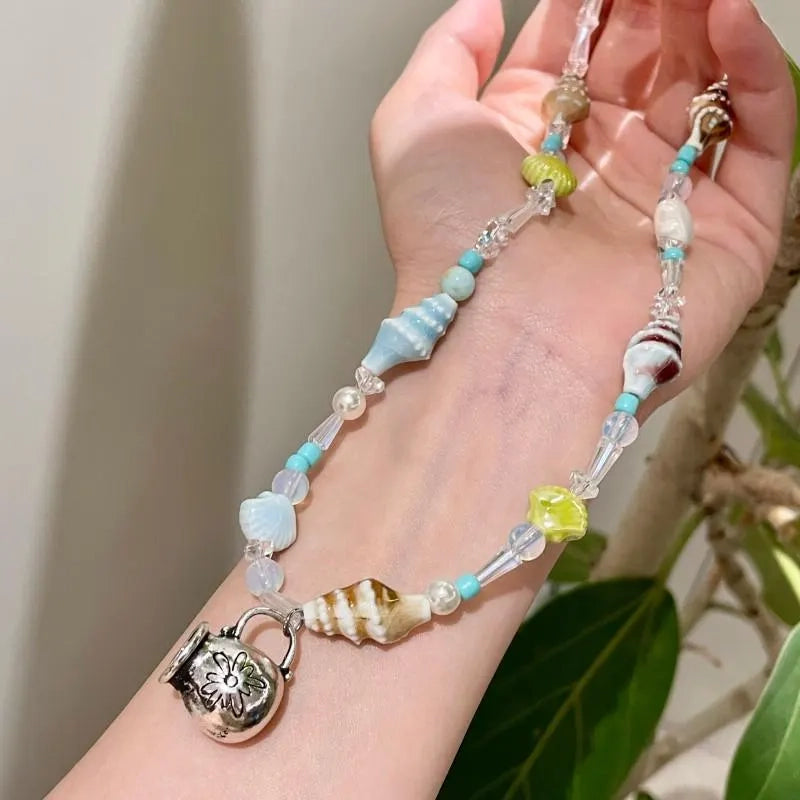 Collana fatta a mano con conchiglie e perline: ciondolo a forma di clavicola in stile spiaggia