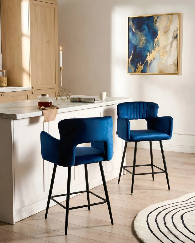 Set di 2 sgabelli da bar velluto blu marino braccioli schienale intagliato gambe in metallo moderna industriale