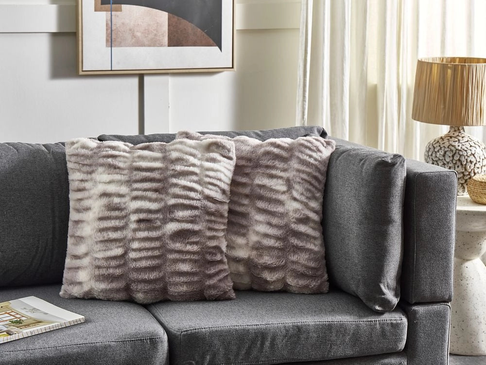 Set di 2 cuscini decorativi in pelliccia ecologica grigio chiaro 45 x 45 cm Morbidi e soffici cuscini sparsi