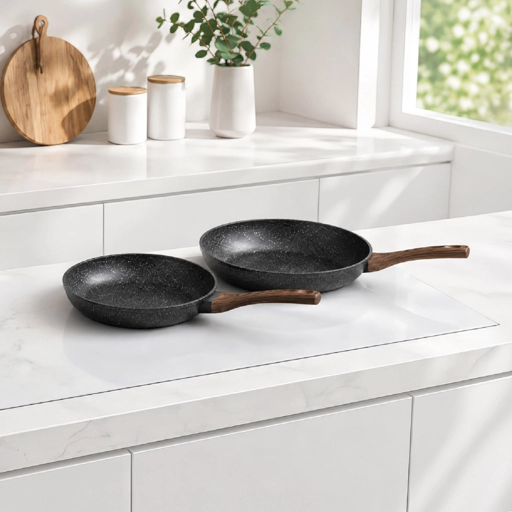 Set 2 Padelle Antiaderenti Induzione 24 cm e 28 cm Effetto Pietra Marble Padelle Compatibili Gas Vetroceramica Piano Elettrico Antiaderente con Manico Effetto Legno
