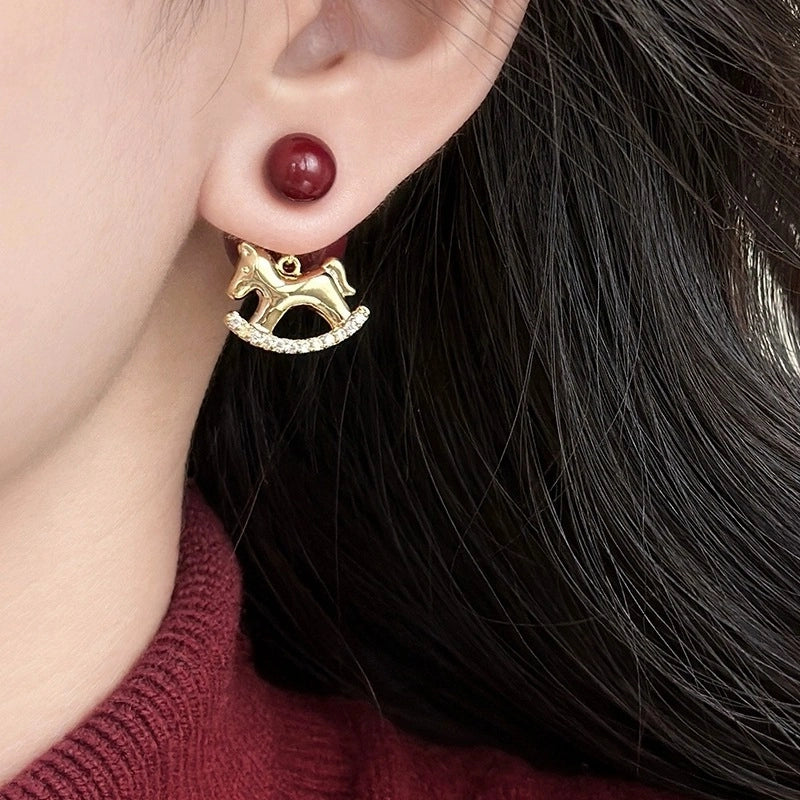 Ciondolo a forma di pony in zircone per Capodanno con orecchini di perle rosse