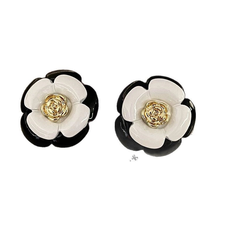 Orecchini da donna in stile vintage, ispirati allo stile francese, con camelie in bianco e nero.