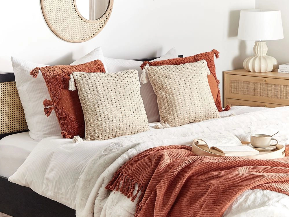 Set di 2 cuscini in poliestere beige chiaro 42 x 42 cm con nappe imbottitura soggiorno camera da letto