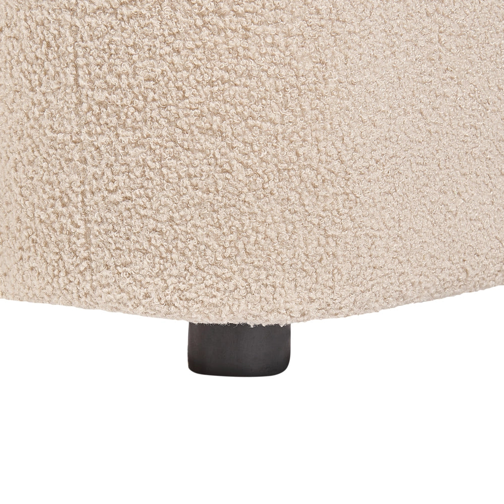 Poltrona in tessuto bouclè beige bianco con cuscino rotondo stile glamour retrò soggiorno