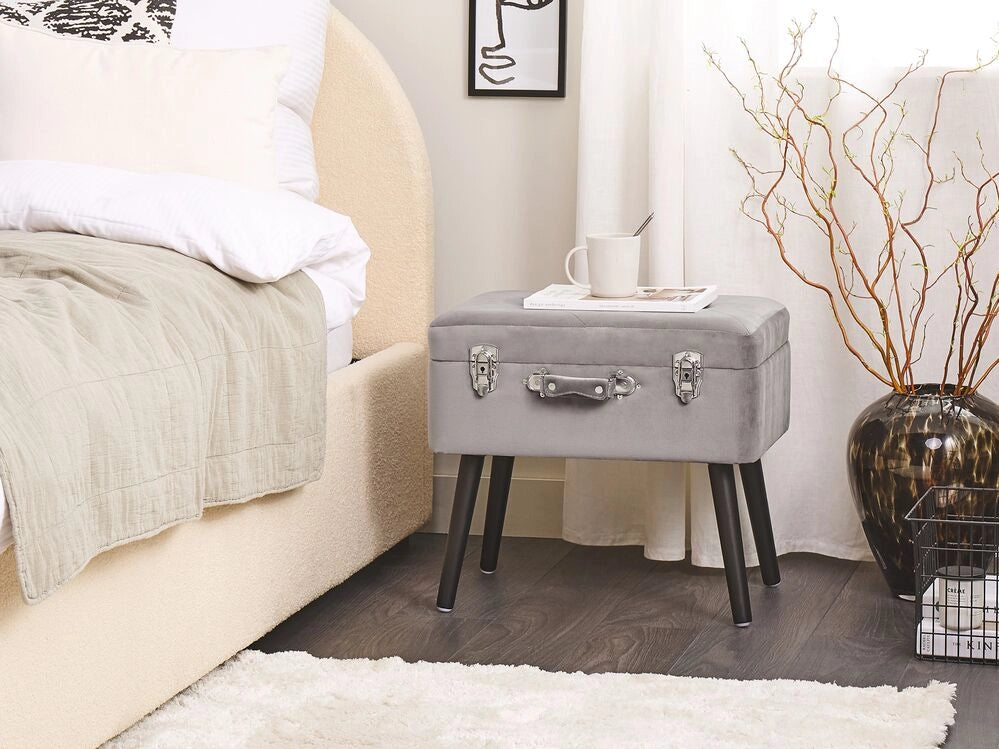 Comodino Sgabello Contenitore gambe nere imbottite in velluto grigio a forma di valigia con bottoni