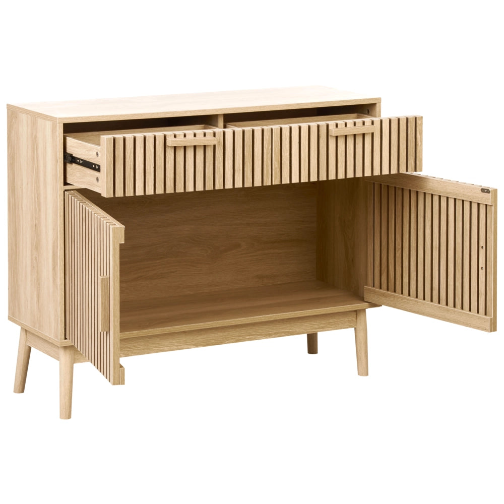 Credenza in legno massiccio chiaro con cassetti, scomparti, ante e cassettiera in stile scandinavo.