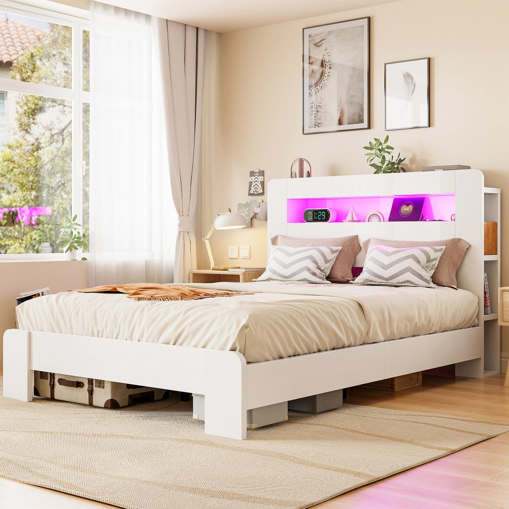 Letto matrimoniale 140×200 cm con testiera con ripiani; LED e prese; senza materasso; legno; bianco