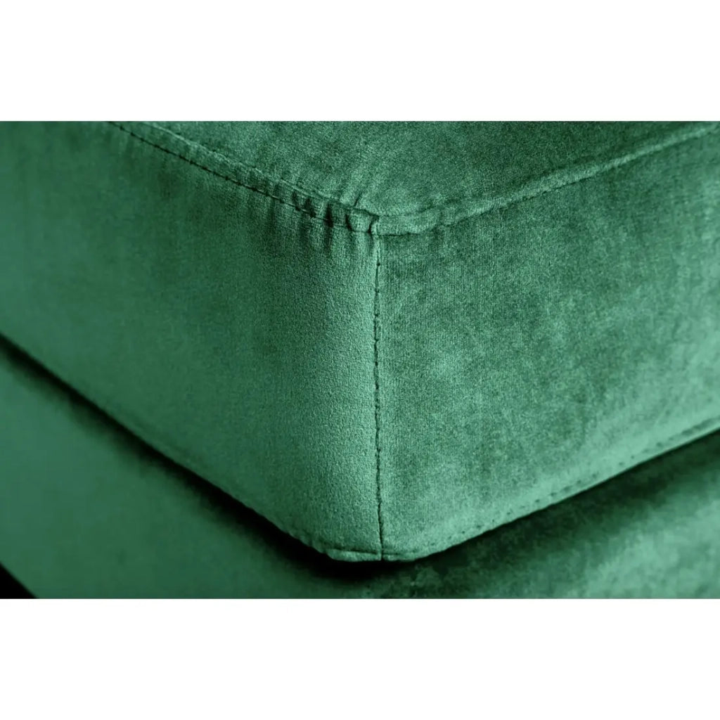 Divano ad angolo KOLIRI verde smeraldo con pouf – Divano design in velluto con struttura in legno massiccio