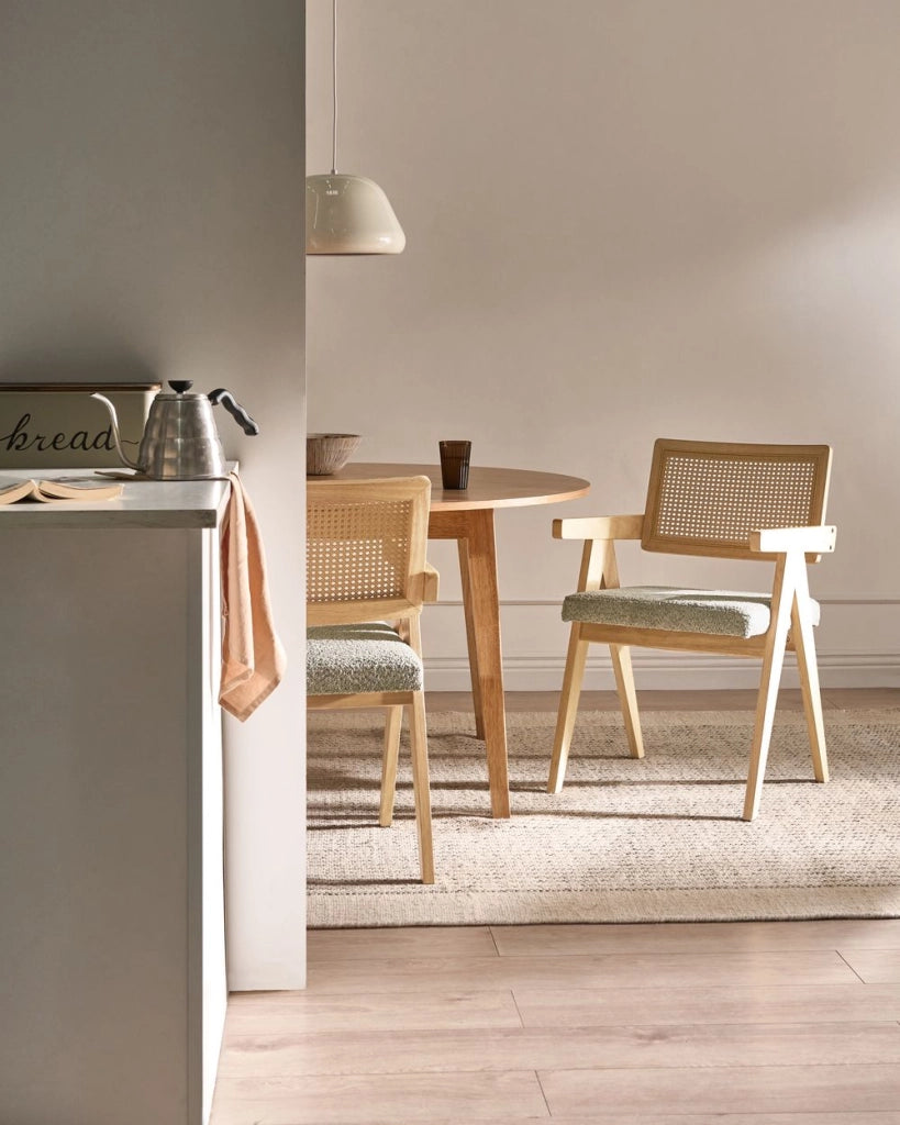 Set di 2 sedie da pranzo marrone chiaro e tortora con rivestimento bouclé e struttura in legno di gomma per sala da pranzo e cucina in stile retrò