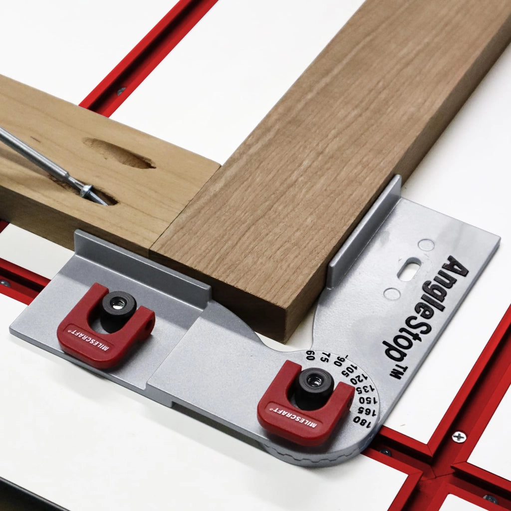 Squadra angolare per scanalature a T in metallo, regolabile da 60° a 300° con incrementi di 15°, profilo basso per tavole da 3/4" (19 mm) o più spesse, rossa e metallizzata
