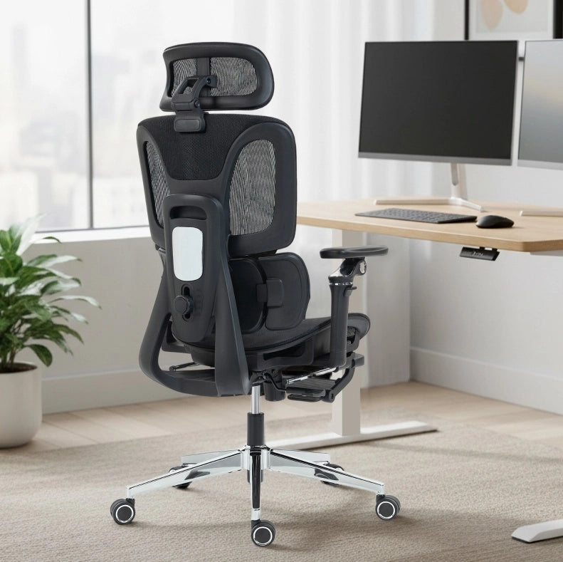 Sedia da ufficio ergonomica nera con braccioli 6D e poggiapiedi