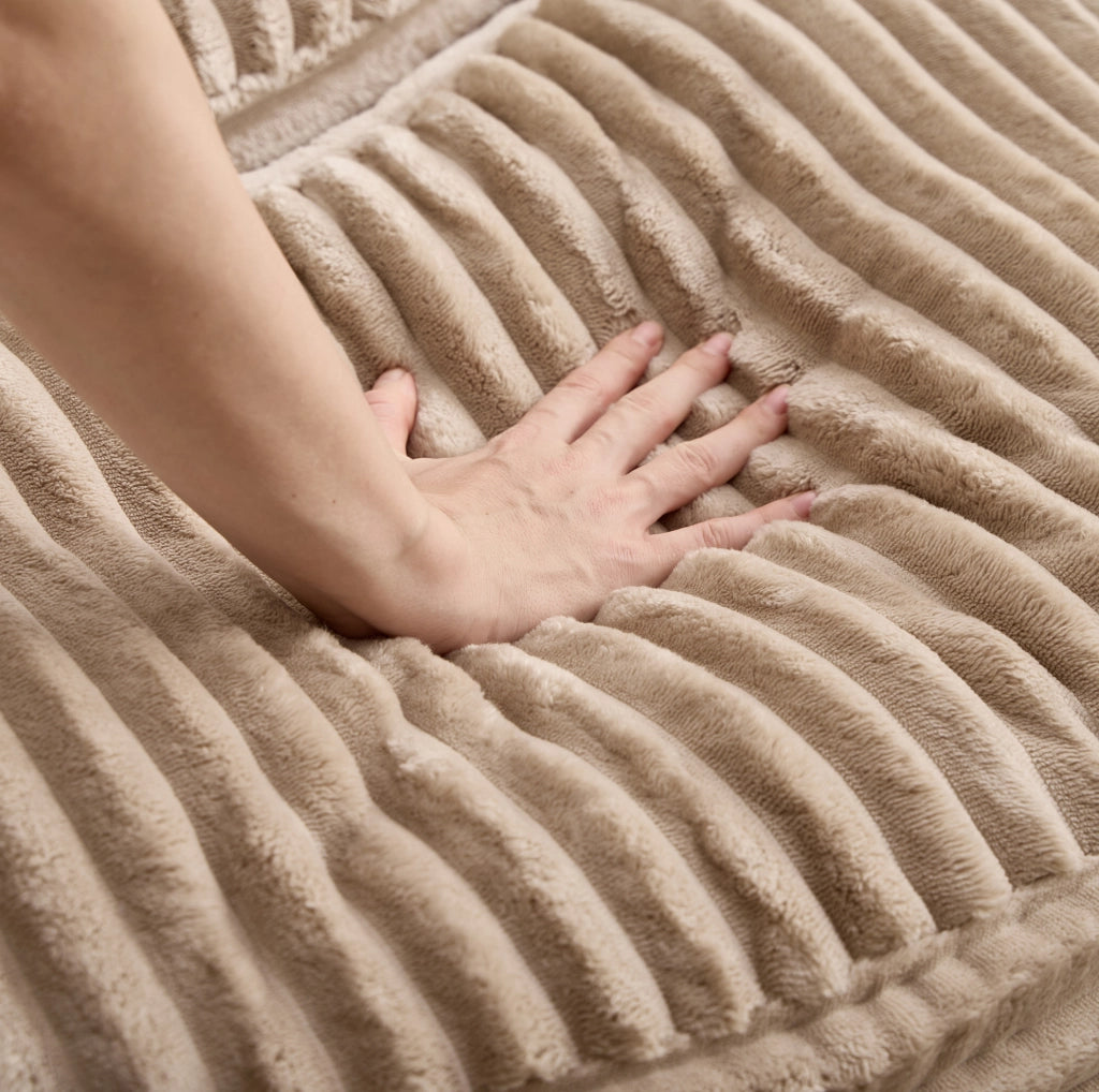 Poltrona rotonda con poggiapiedi in chenille cammello e marrone