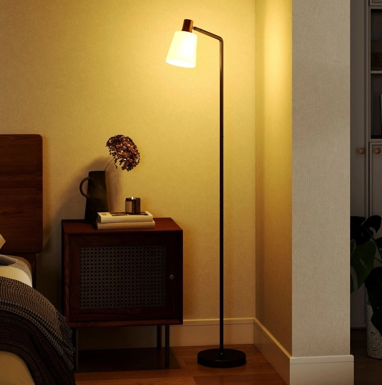 Lampada da terra LED nera con paralume orientabile a 350°