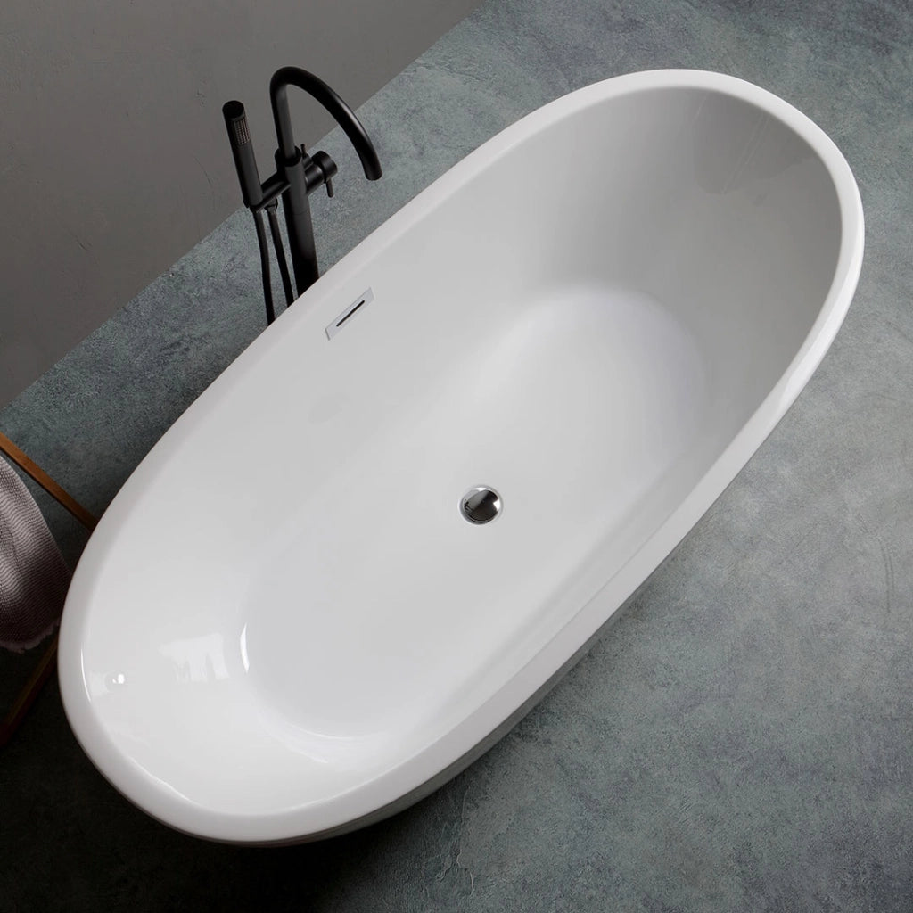 Vasca da bagno in acrilico bianco centro stanza