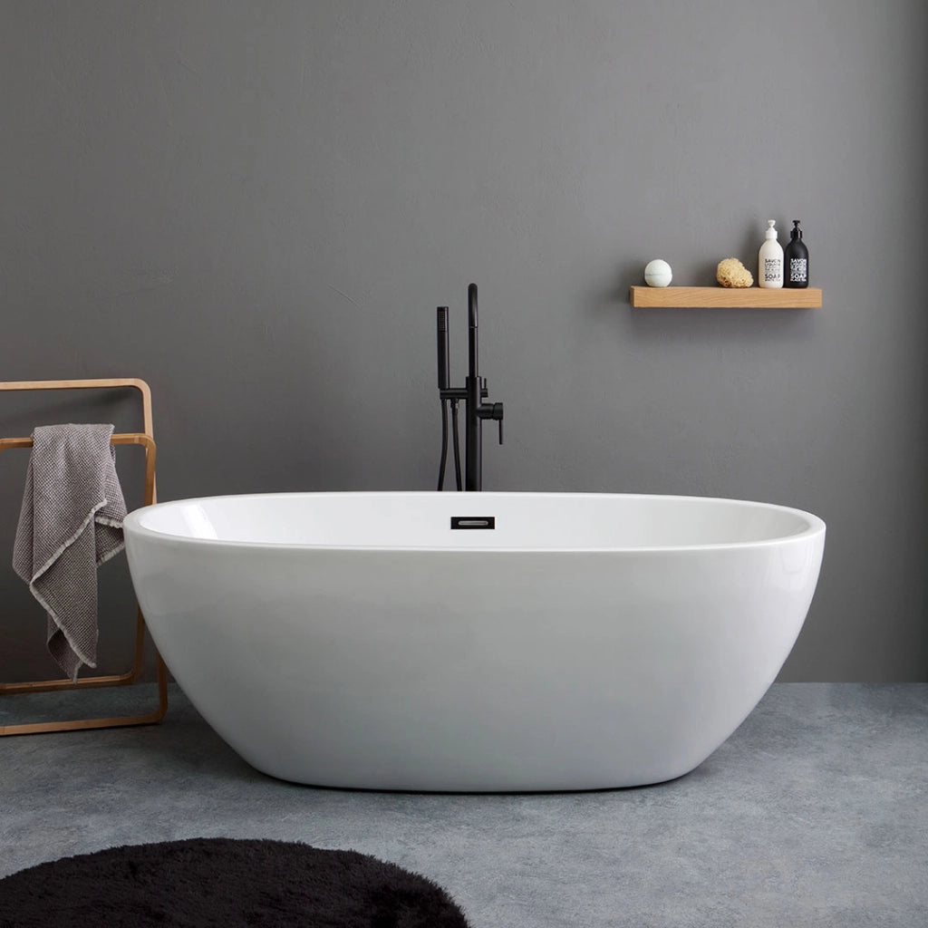 Vasca da bagno in acrilico bianco centro stanza