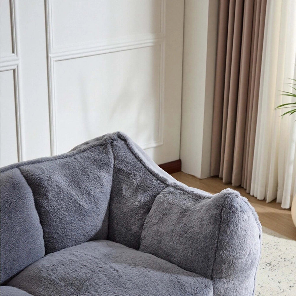 Poltrona con pouf in pelliccia sintetica grigia
