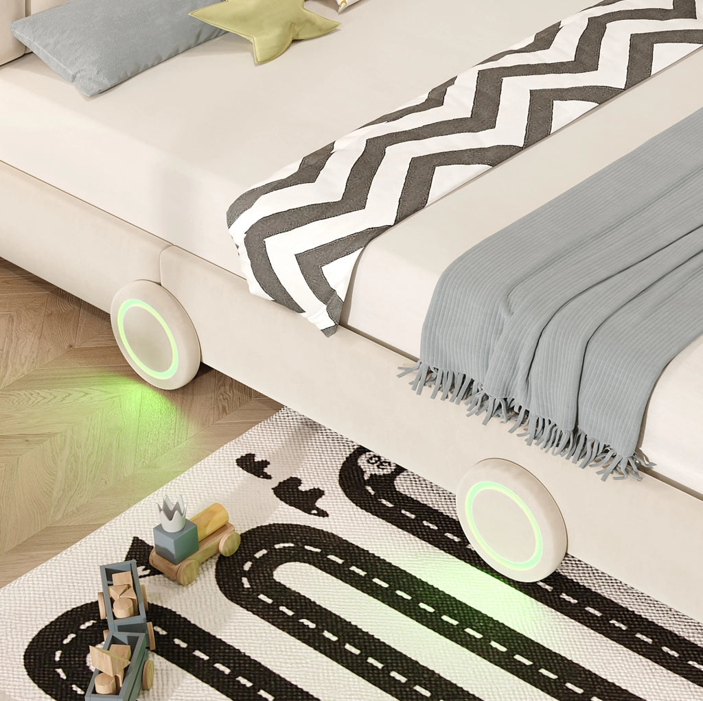 Letto imbottito per bambini 140x200 cm in flanella crema con design auto e testiera regolabile