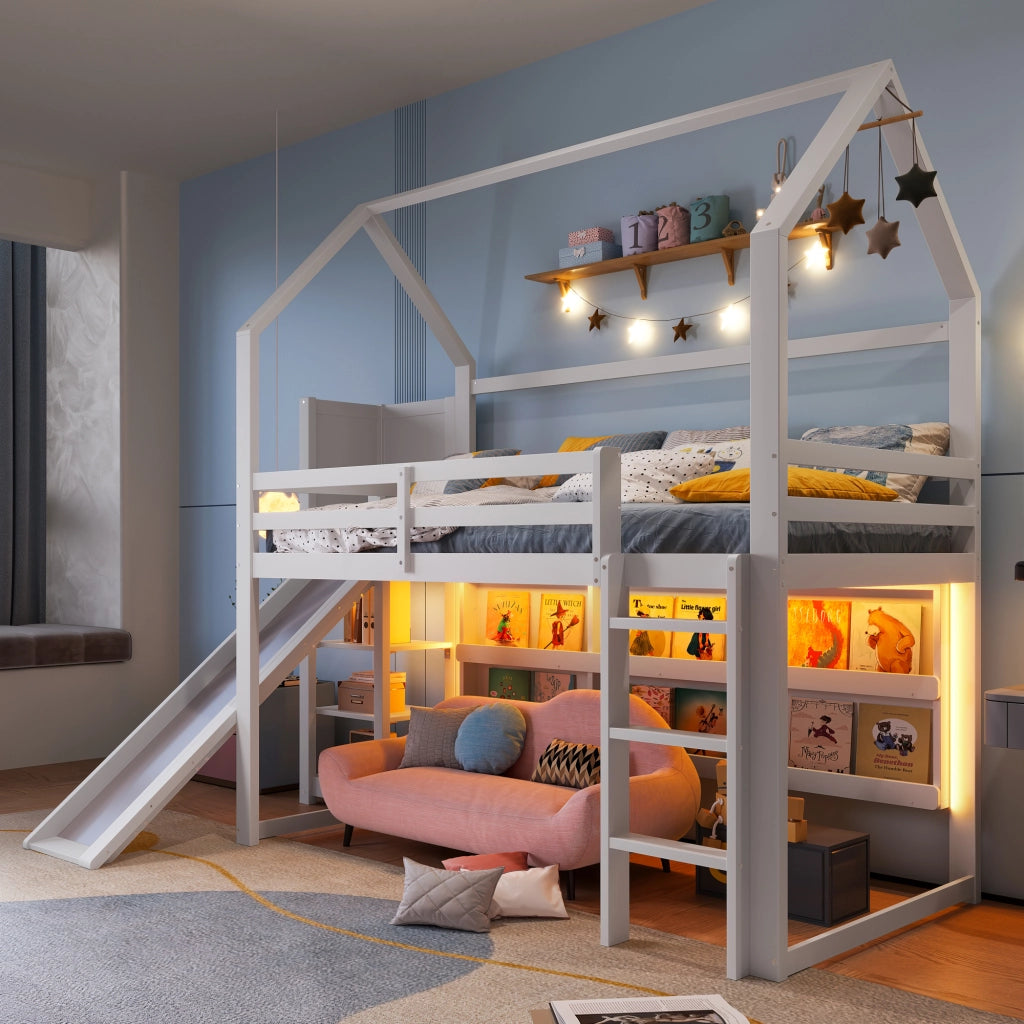 Letto a soppalco per bambini 90x200 cm a casetta con scivolo; ripiani e LED; in pino e MDF bianco