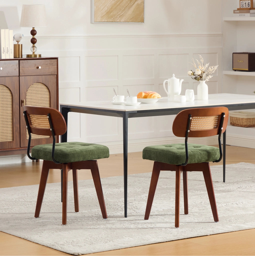 Sedia girevole verde in ciniglia con schienale in rattan