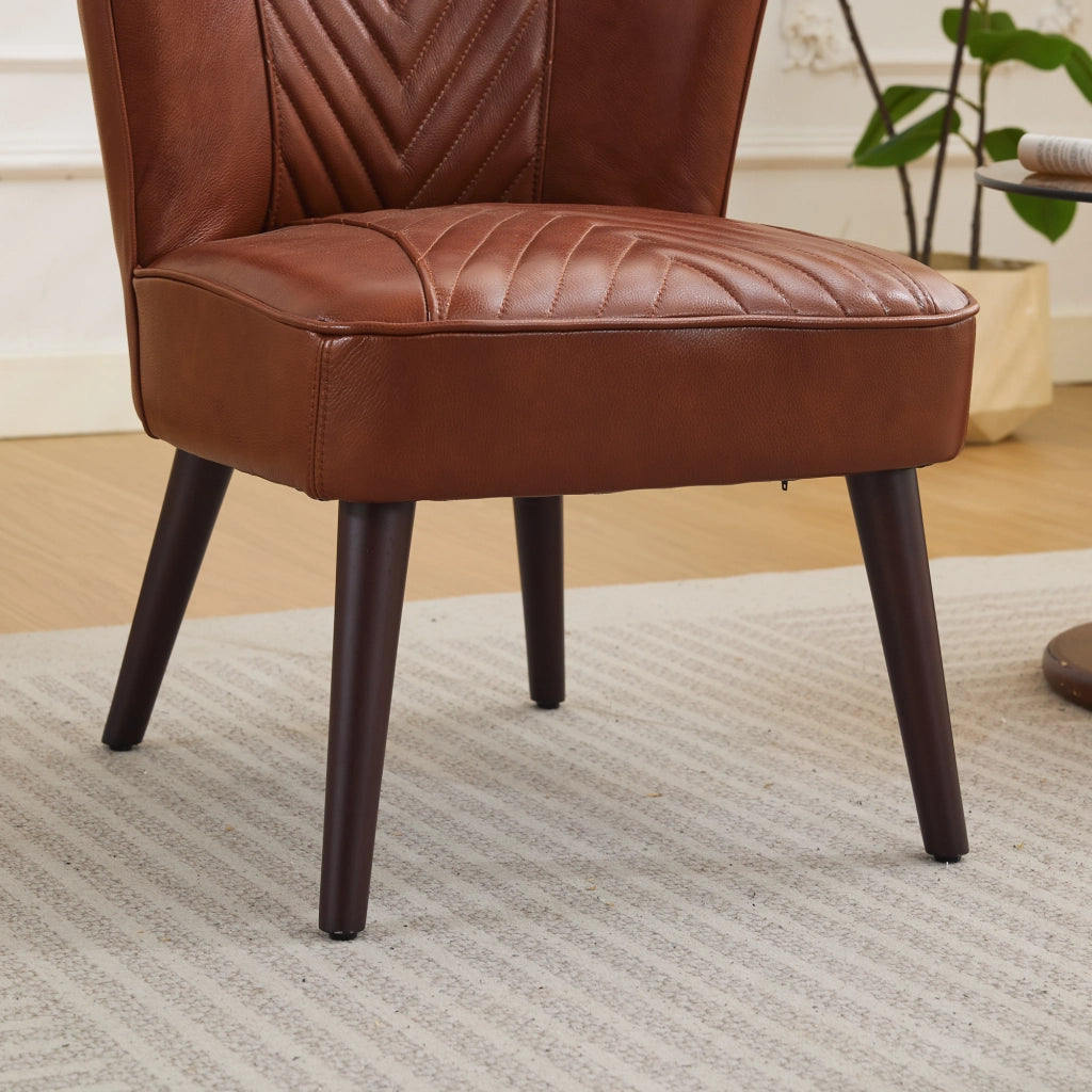 Poltrona senza braccioli in pelle marrone con base in legno e cuciture diagonali a 45° per sala da pranzo e ufficio