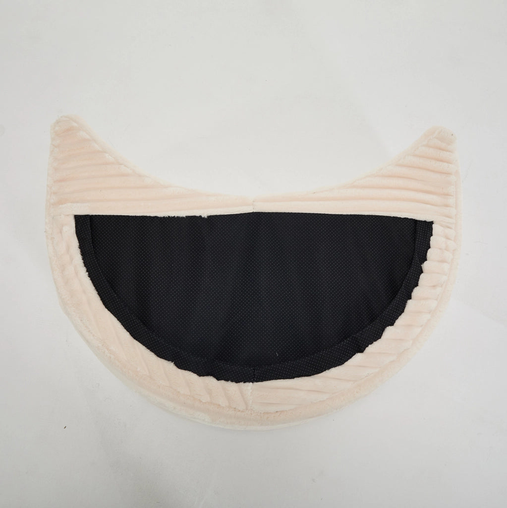 Poltrona rotonda beige con poggiapiedi e 5 cuscini
