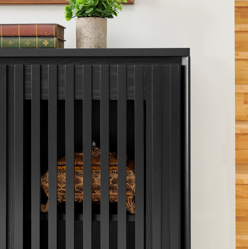 Credenza nera in MDF con ante a listelli e 2 aperture passacavi, 99 x 23,5 x 82,6 cm