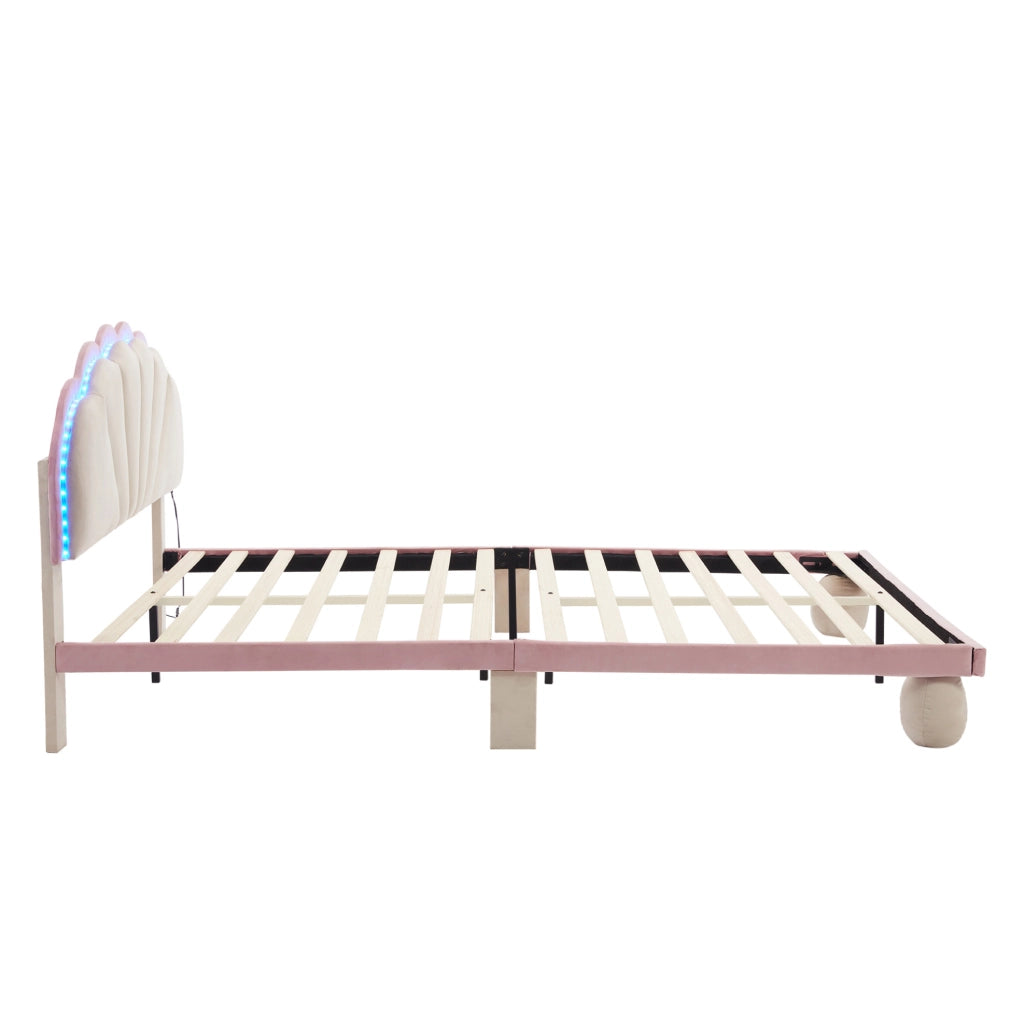Letto imbottito ULEVR 140x200 cm con strisce luminose multicolore, testiera ondulata e doghe in legno, beige e rosa