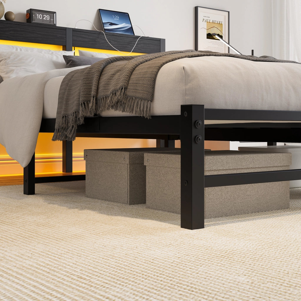 Letto matrimoniale 140x190 cm con LED RGB e 2 porte USB; metallo e legno; nero