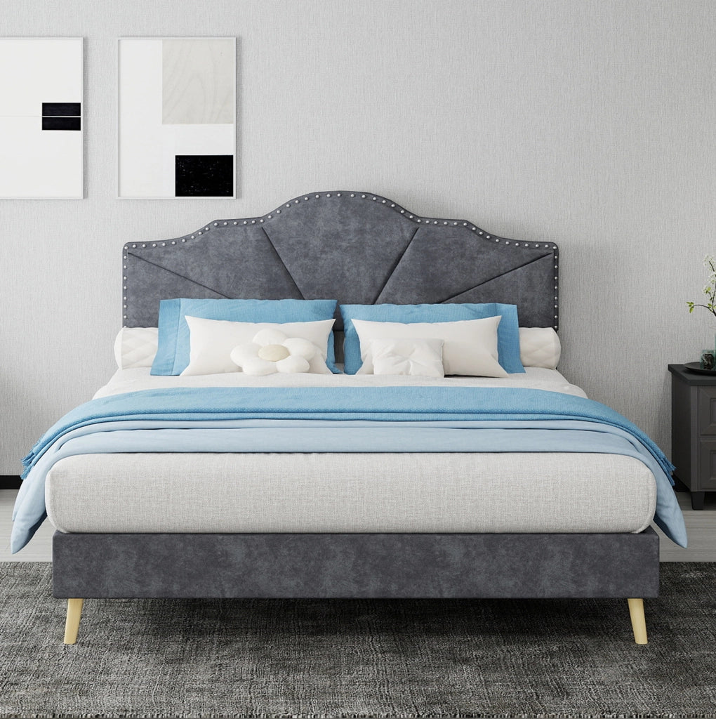 Letto matrimoniale IVMEU 140x200 cm con materasso incluso, testiera geometrica rivestita in tessuto grigio