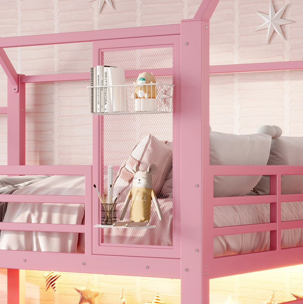 Letto a soppalco rosa a casetta con scivolo e scala