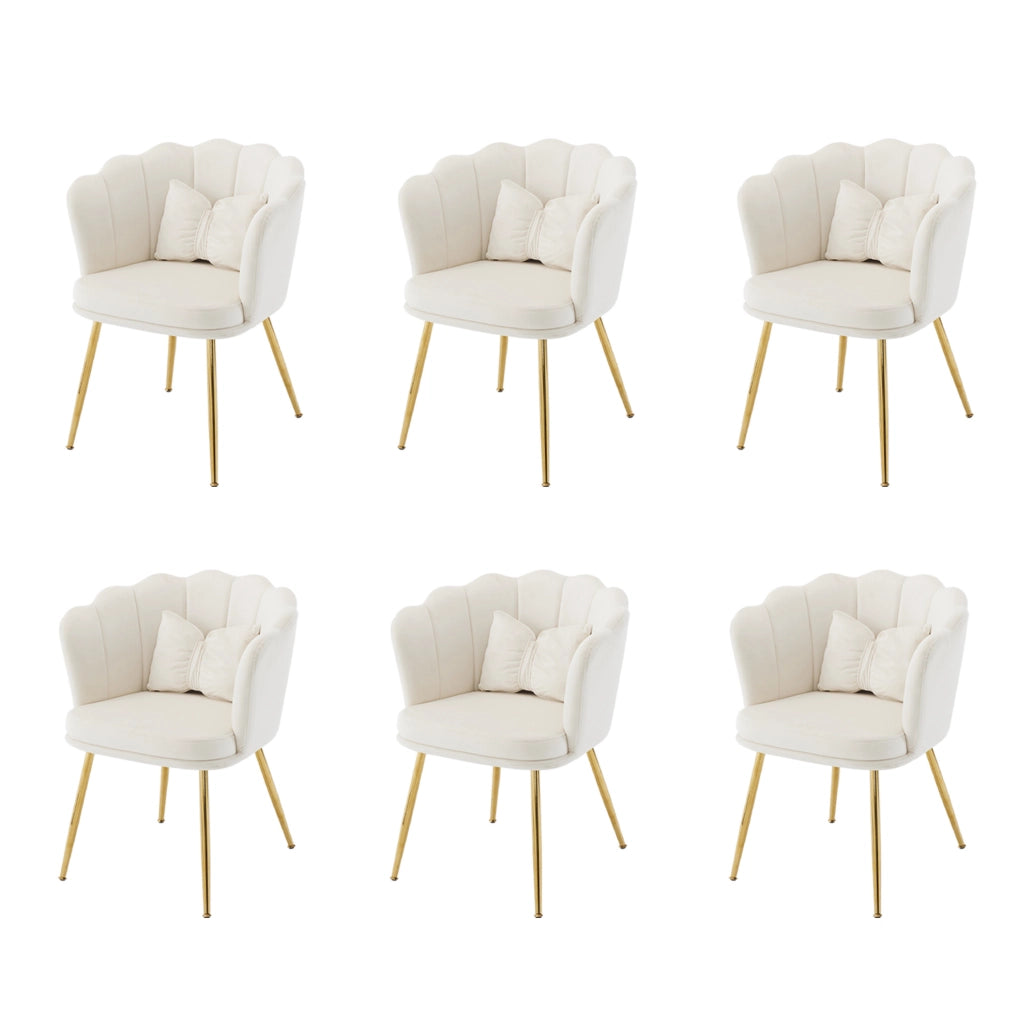 Poltroncina in velluto beige con schienale a petalo e gambe dorate