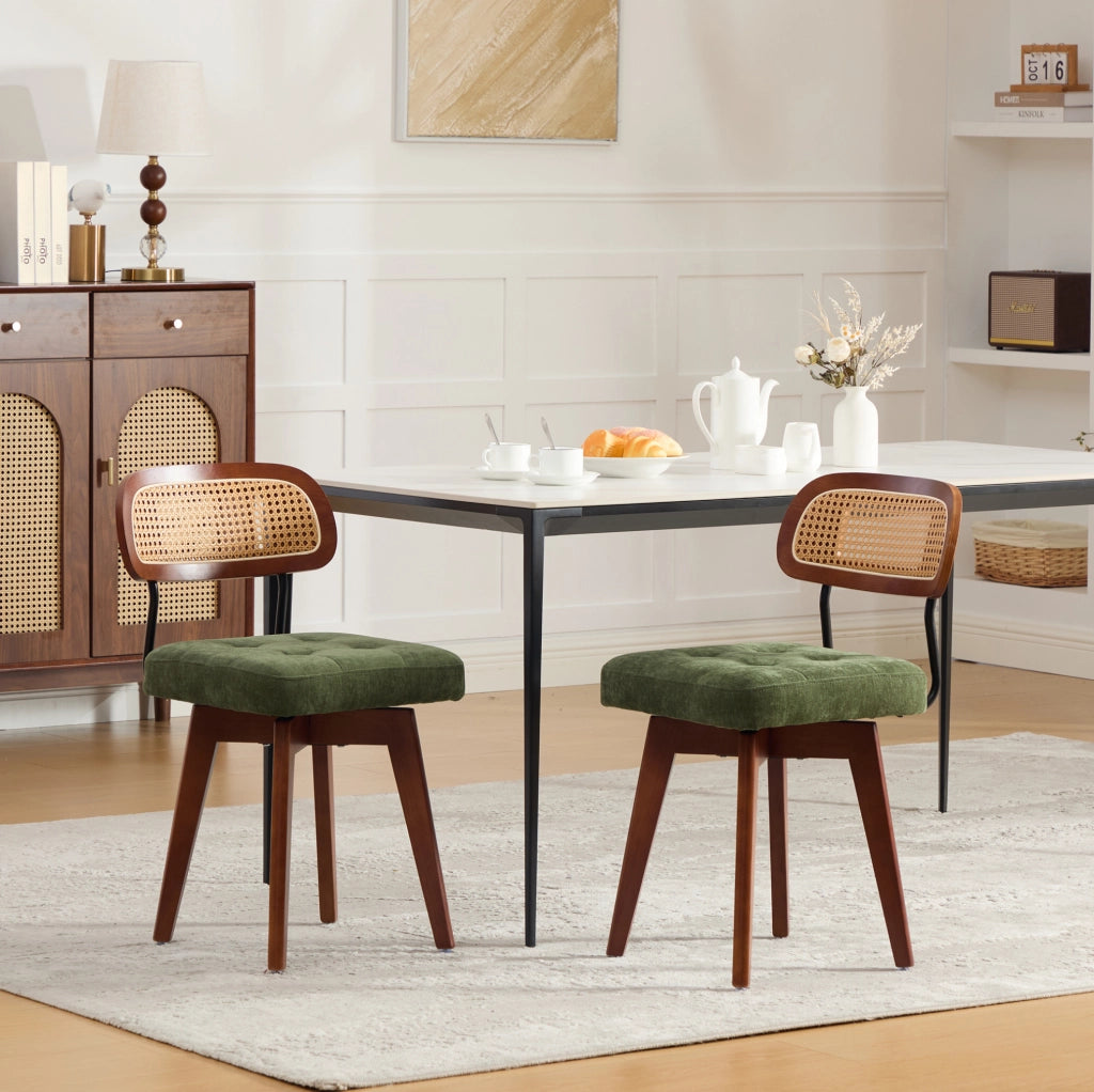 Sedia girevole verde in ciniglia con schienale in rattan