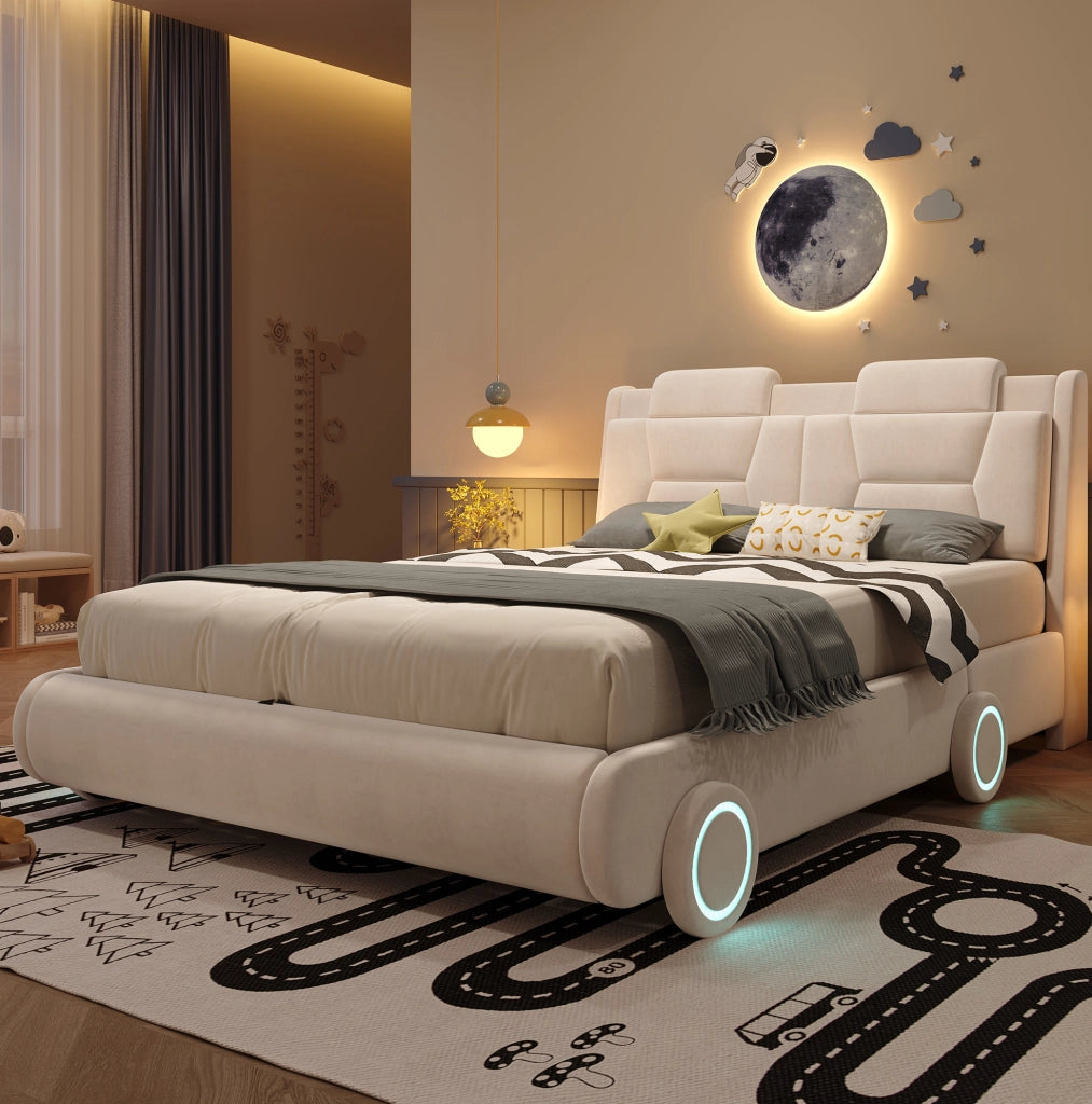 Letto imbottito per bambini 140x200 cm in flanella crema con design auto e testiera regolabile