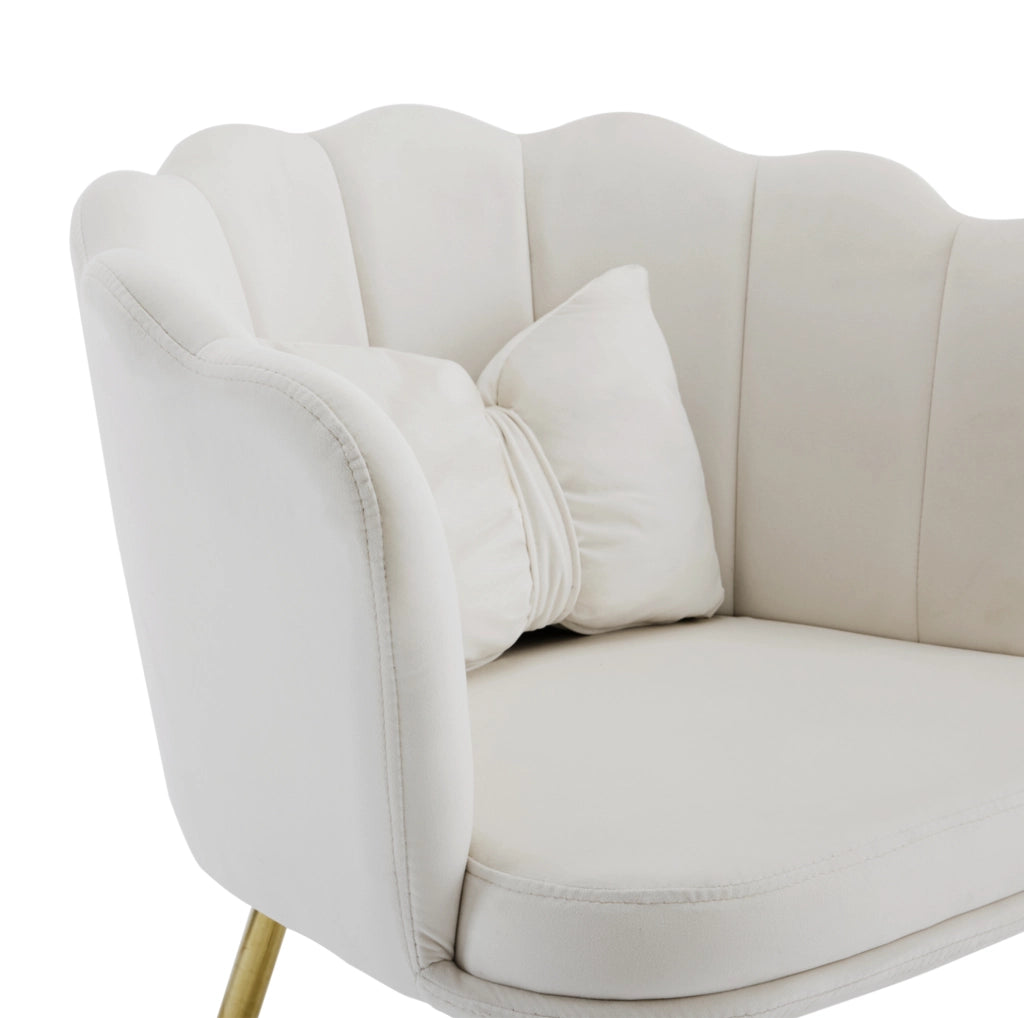 Poltroncina in velluto beige con schienale a petalo e gambe dorate