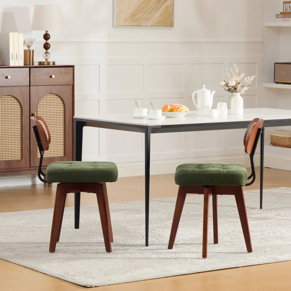 Sedia girevole verde in ciniglia con schienale in rattan