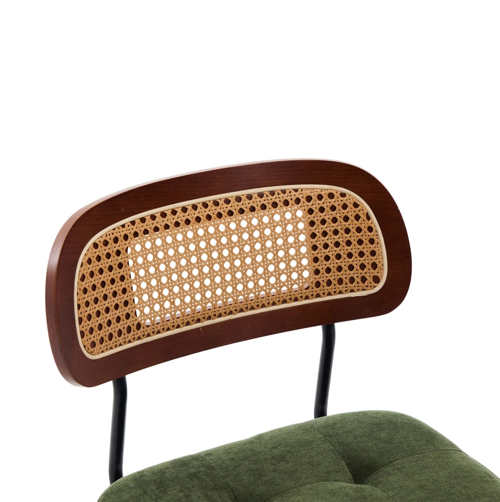 Sedia girevole verde in ciniglia con schienale in rattan